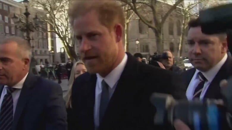 ヘンリー王子が英に極秘帰国…裁判所に正面からの“サプライズ”　現地メディアも驚き　英で公の場にはエリザベス女王死去以来｜FNNプライムオンライン