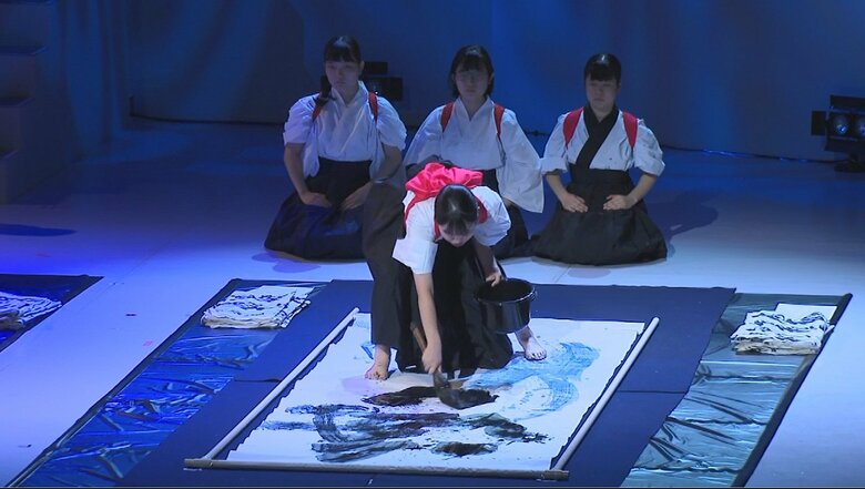 「華やかで元気が出る」 高校書道部の迫力パフォーマンス・小学生は短歌詠唱　宮崎の伝統や文化を発信する祭典が開幕