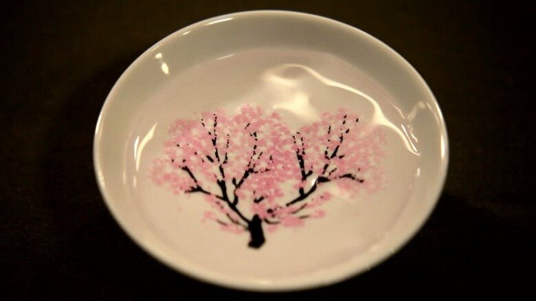 冷たいお酒を注ぐとピンク色の桜の花が…温度で色が変わる不思議な「冷感食器」｜FNNプライムオンライン