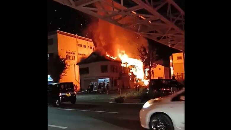 住宅と空き家計５棟焼ける　大牟田市中心部で火事　うち１棟は５日に撤去の行政代執行予定　空き家３棟も取り壊し予定　福岡｜FNNプライムオンライン