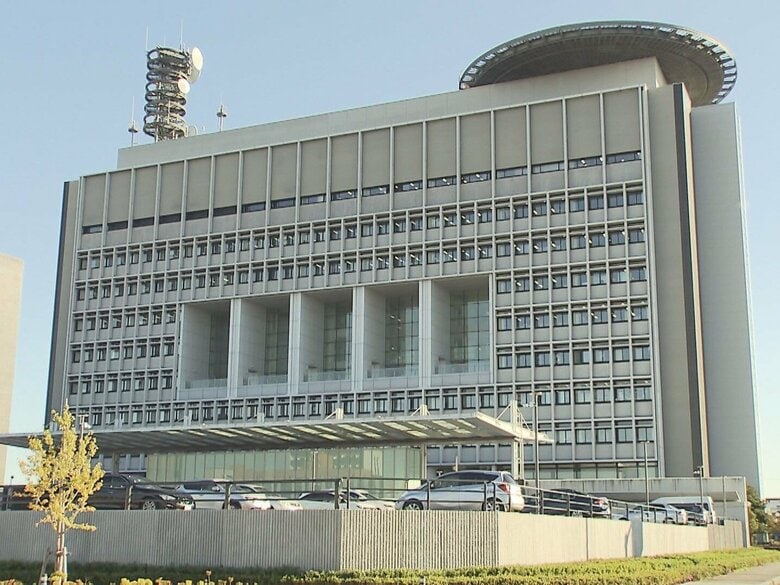 商業施設で26歳女性のスカートの中を盗撮しようとした疑い “警察官”を逮捕 スマホを固定した手提げ鞄使用か｜FNNプライムオンライン