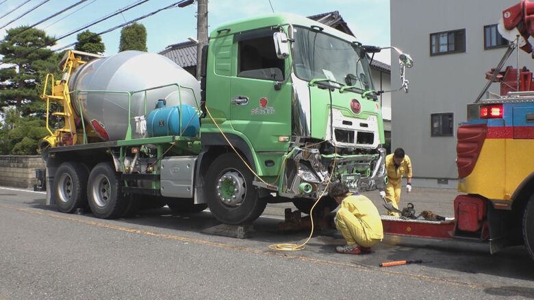 国道でミキサー車と乗用車が正面衝突　4人を搬送　搬送時は意識あり　見通しの良い直線｜FNNプライムオンライン