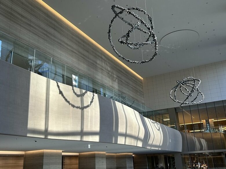 常設のパブリックアートから期間限定カフェまで　開業したての麻布台ヒルズで出会うオラファー・エリアソンさんの世界｜FNNプライムオンライン