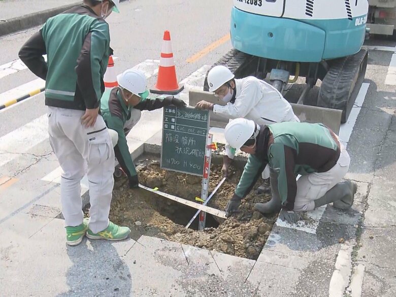 陥没が発生した周辺で…道路の下に幅70cm×深さ40cm程の『空洞』を確認 原因を調査し埋める工事進める｜FNNプライムオンライン
