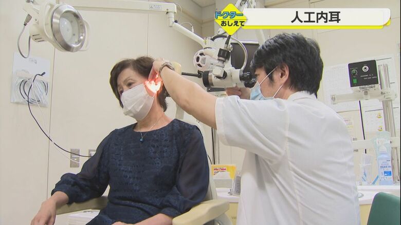 診察を受ける小堀さんと杉本准教授