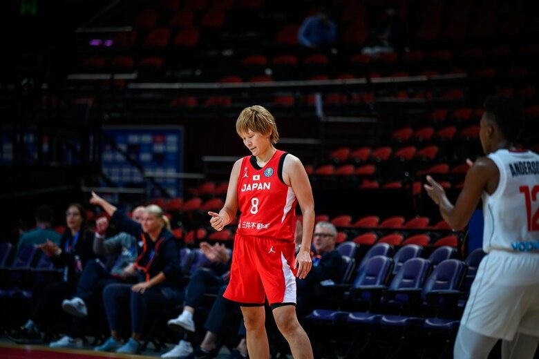 マリーナ・マルコヴィッチHCと初の国際大会での対戦となった髙田真希選手(C)FIBA