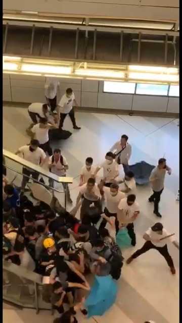 何度も棒で殴る白Tシャツ集団に駅はパニック(SNSより)