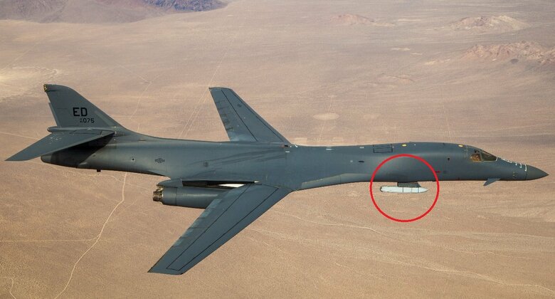 B-1B長距離爆撃機には機内、機外にJASSM空中発射巡航ミサイル(赤丸)を最大24発搭載出来る（米空軍公式HPより）