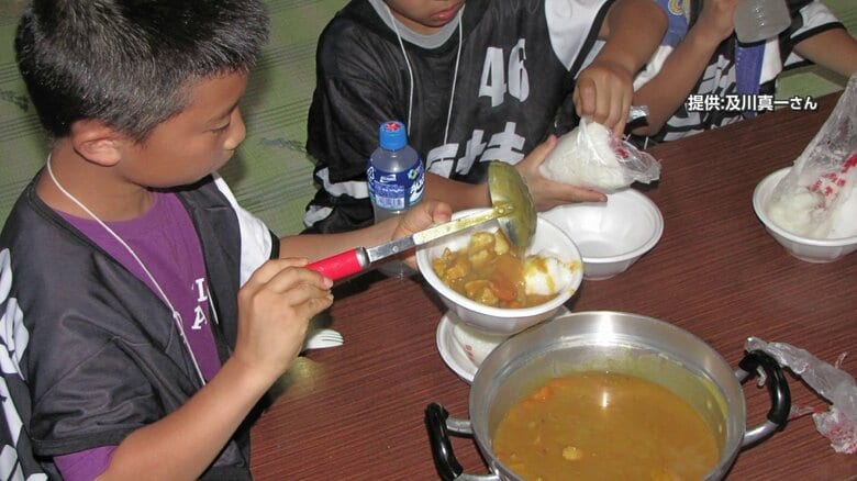 海で楽しむイベントでの食事作り体験の様子
