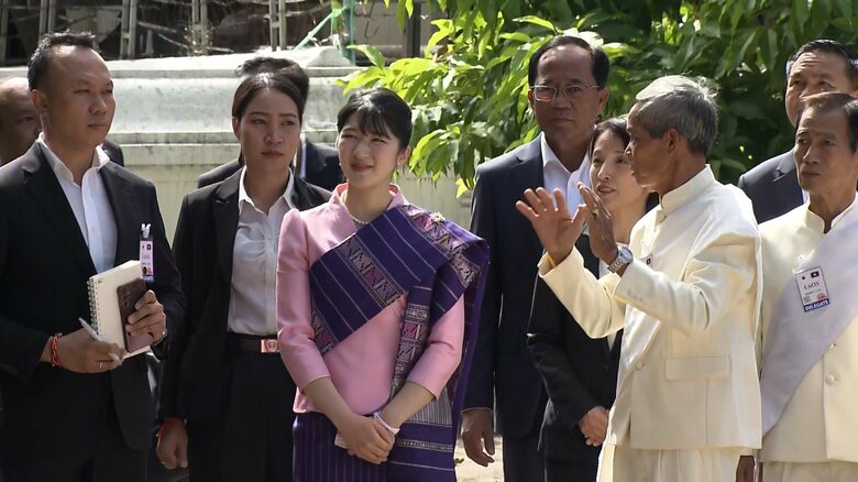 ピンクの民族衣装姿で寺院を訪問された　20日