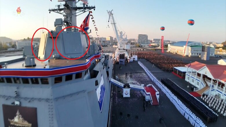 北朝鮮・多目的駆逐艦「崔賢」の艦橋上に設けられた四面フェーズドアレイ・レーダー。赤丸はアンテナ部分