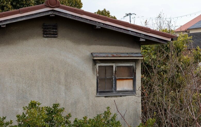 空き家の管理には手間と費用がかかる…（画像：イメージ）