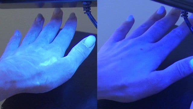 右が正しい洗い方を実践　汚れに見立てた白いクリームがだいぶ落ちている