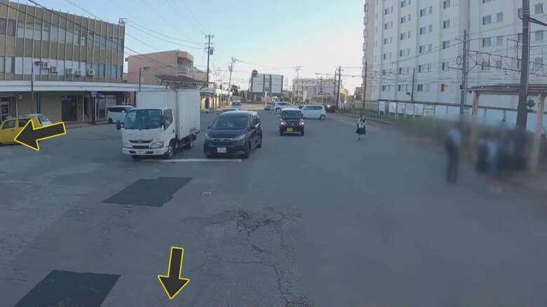 車線表示がないため、直進の車が2台横に並ぶというあり得ない光景も…