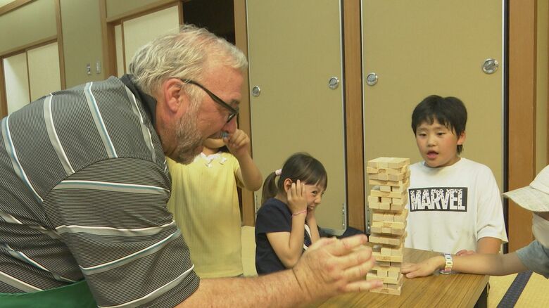 子どもとジェンガで遊ぶダビデさん