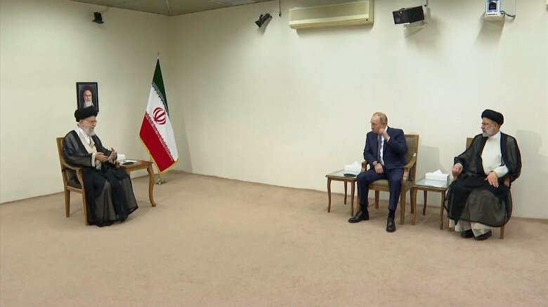 ハメネイ師（左）と会談したプーチン大統領（テヘラン 7月19日）