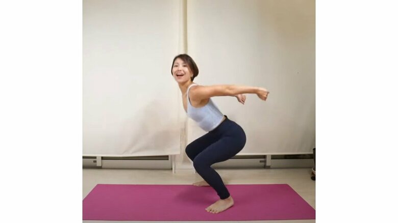 バンザイスクワット：代謝アップ、体力アップ、足腰の安定性の効果が期待できる