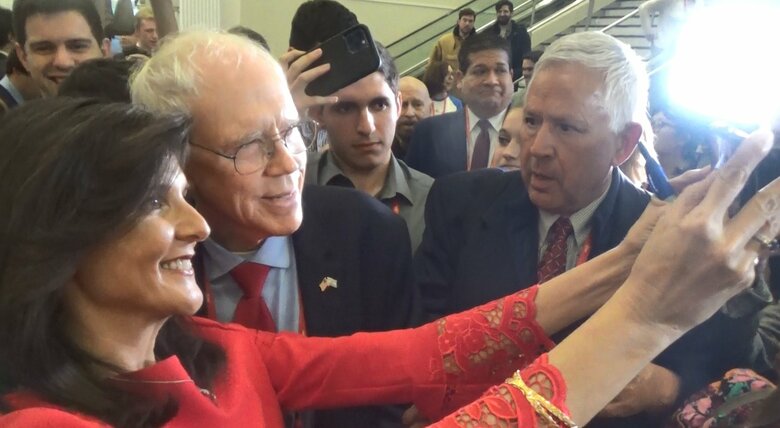 演説後には支持者らとの撮影やサインに応じていたヘイリー氏