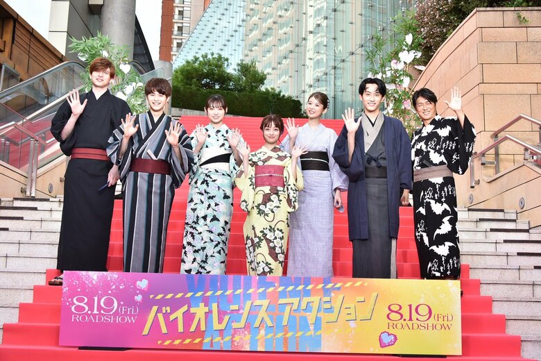 映画「バイオレンスアクション」の完成披露試写会に出席した橋本環奈さん(中央)ら出演キャスト　(C)浅井蓮次・沢田 新・小学館／『バイオレンスアクション』製作委員会