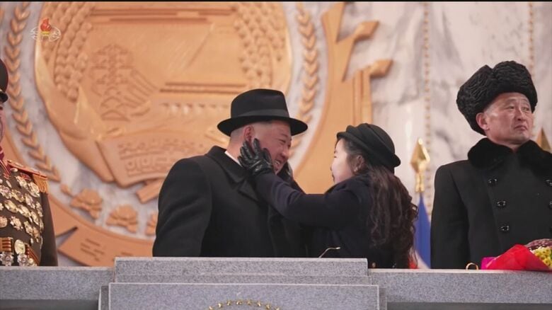父・正恩氏の頬に手を添える娘