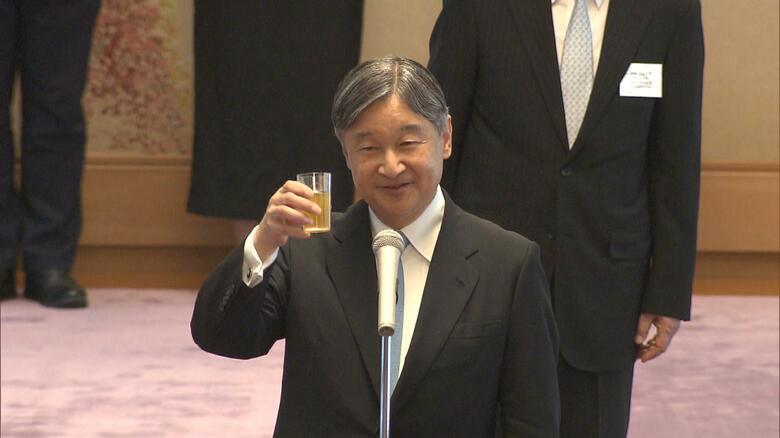 乾杯の発声をされる天皇陛下
