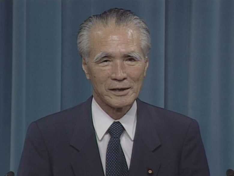 戦後50年の村山談話を発表する村山首相