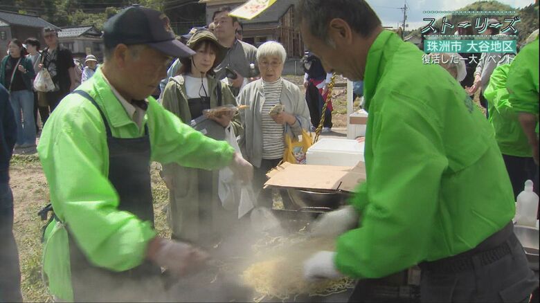 手際よく焼きそばを作る一歩の会