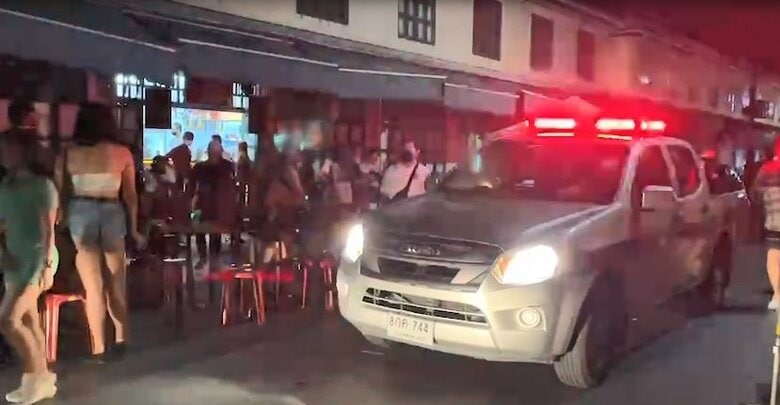 警察車両が近づくと席を立ち始める