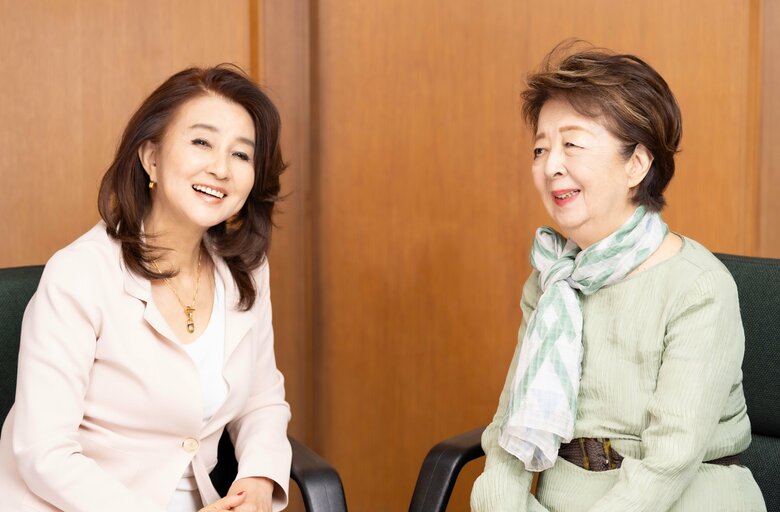 対談する女優・秋吉久美子さんと作家・下重暁子さん（C）新潮社