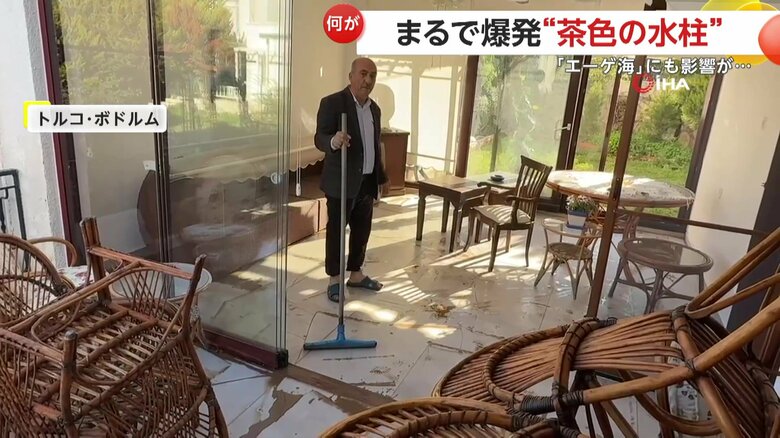 浸水の後始末に追われ、途方に暮れた様子の男性