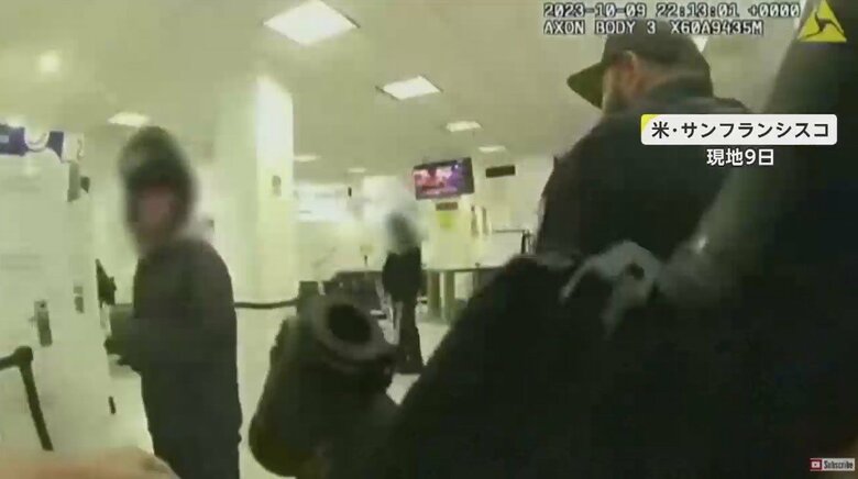 突入する警察官の様子