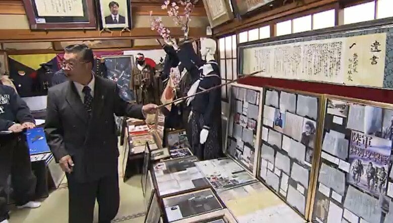 佐々木慶一郎さん　集めた戦争史料を公開している