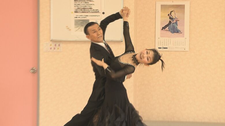 社交ダンスの講師2人（左がダンスアカデミーアオキ・青木誠さん）