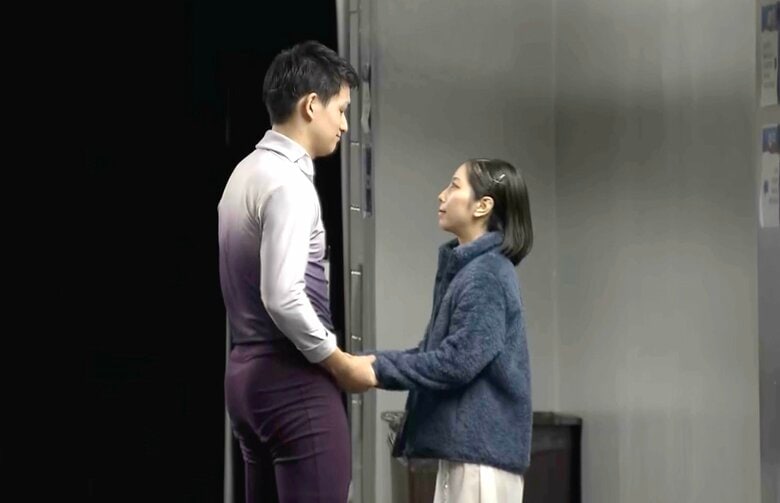 四大陸選手権前、手を取り合ってアイコンタクトを送り合う2人