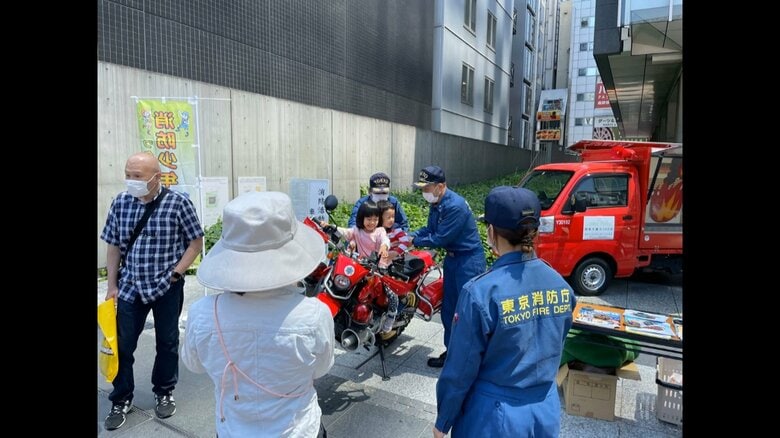 東京･JR秋葉原駅前に「働く乗りもの」が集結した（4日）