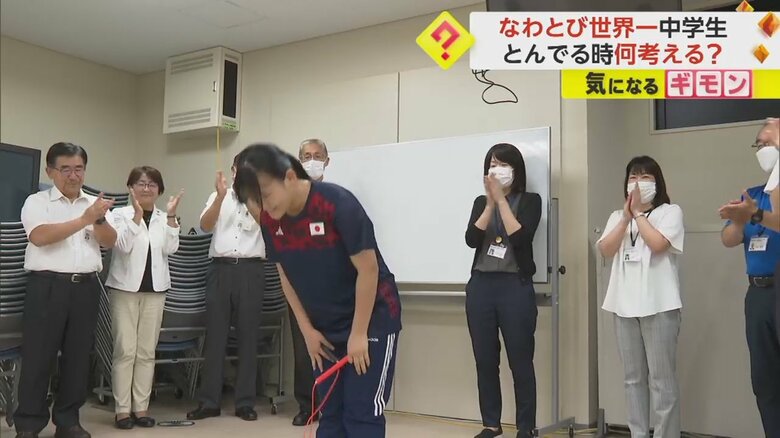 市長や職員の前で、なわとびを披露した芳我琉衣さん