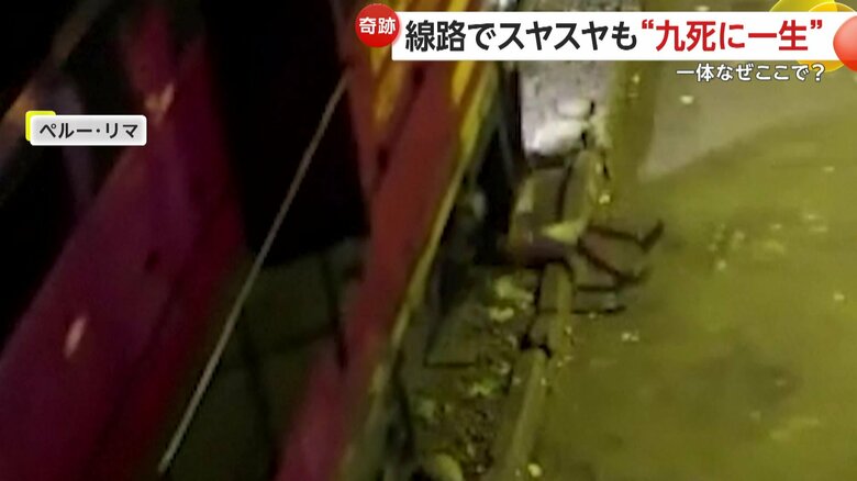 男性が列車にひかれている瞬間