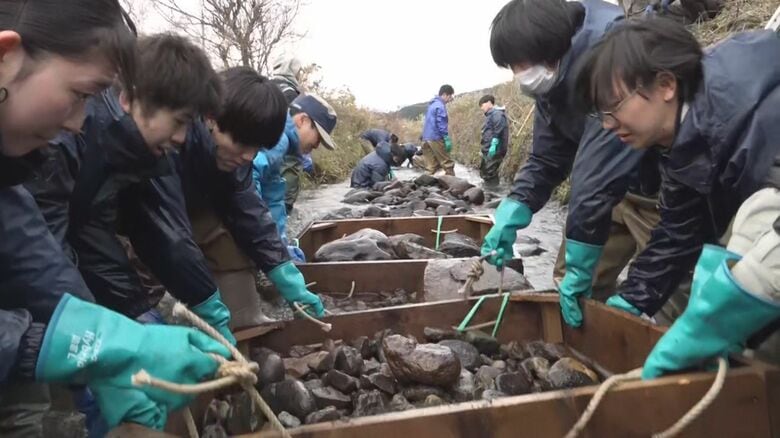 卵が流れ出ないように周りを石で囲う