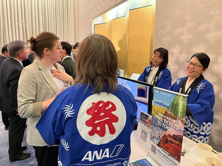 日本大使公邸内には企業ブースも設けられた