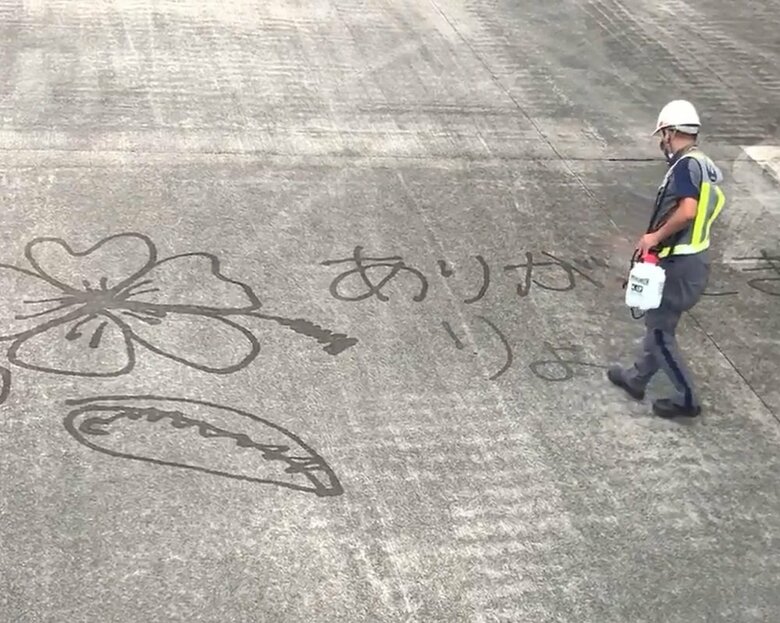 スラスラとハイビスカスとメッセージを描いていく