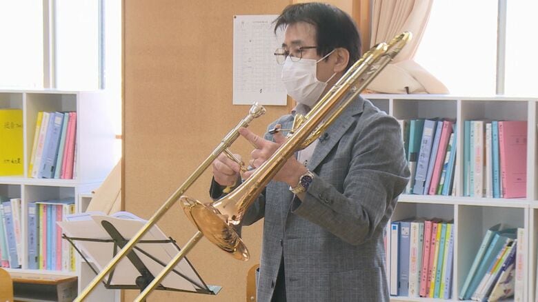 トロンボーンを指導する須坂浩章さん