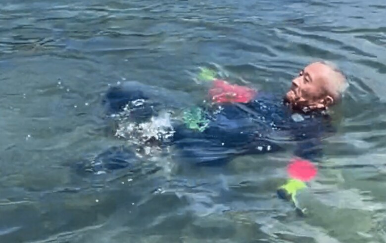 イカ泳ぎ（提供：日本水難救済会）