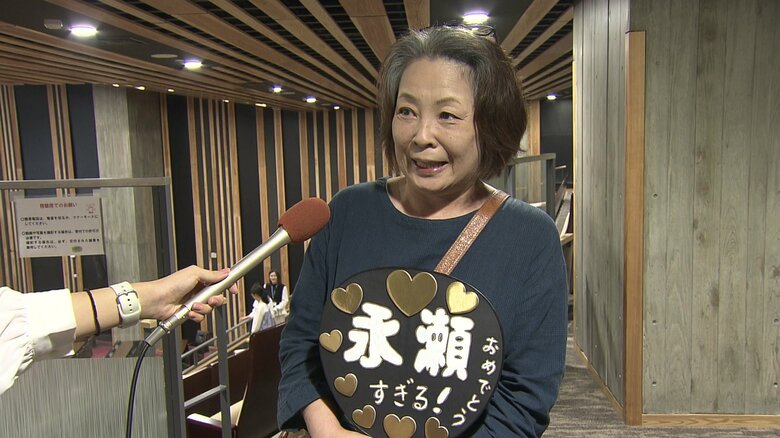 自作の“永瀬すぎる”うちわを持参したファン