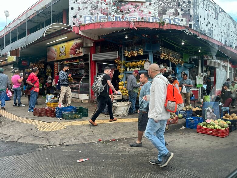 町中ではフルーツが売られる光景も