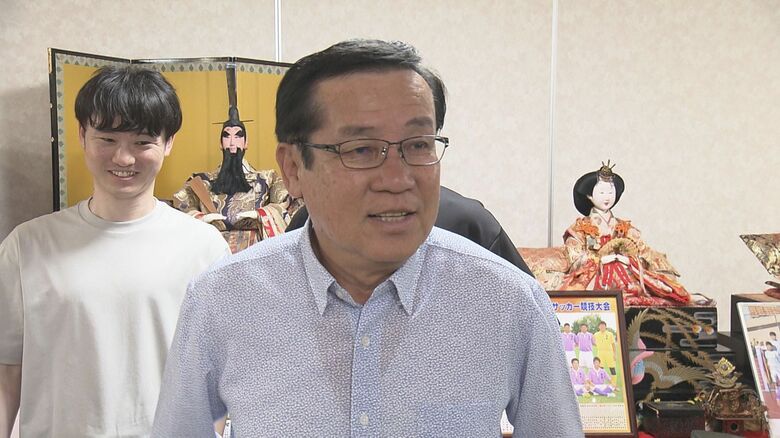 インタビューに答える藤枝東高校サッカー部・服部康雄 元監督