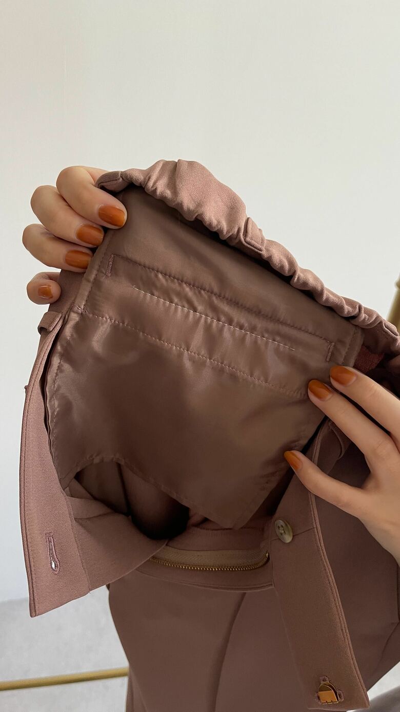 内側から見た後ろポケット、白い糸が仕付け糸（提供：ユナイテッドアローズ「グリーンレーベル リラクシング」）