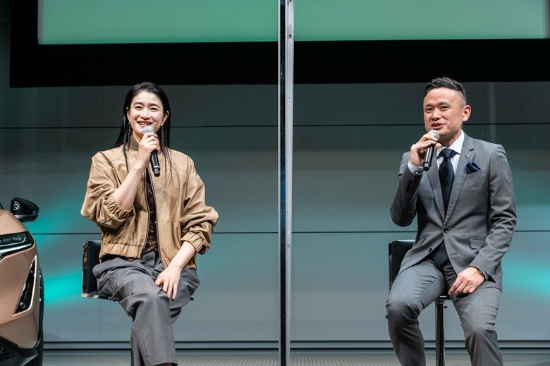 「GREEN PASS #2 CLEAN STAND発表会」に出席した小雪さん(左)