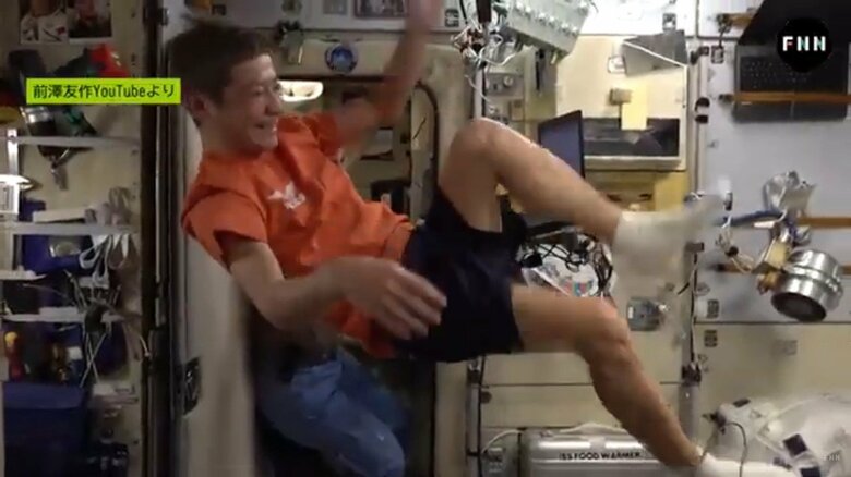 無重力空間を全力で楽しんでいる前澤氏