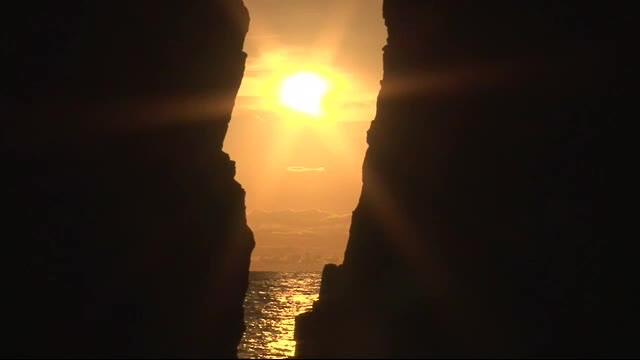 「神割崎」岩の間から昇る朝日 1年に2回のチャンス〈宮城・南三陸町〉