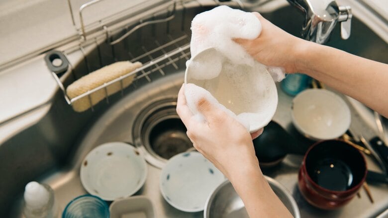 食器洗いを手で行った場合、食洗機の4倍の時間がかかるというデータも（画像はイメージ）